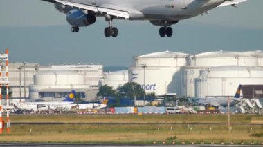 Frankfurt 'a inen uçak