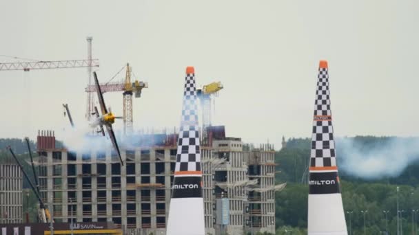 Racing flygplan på scenen — Stockvideo