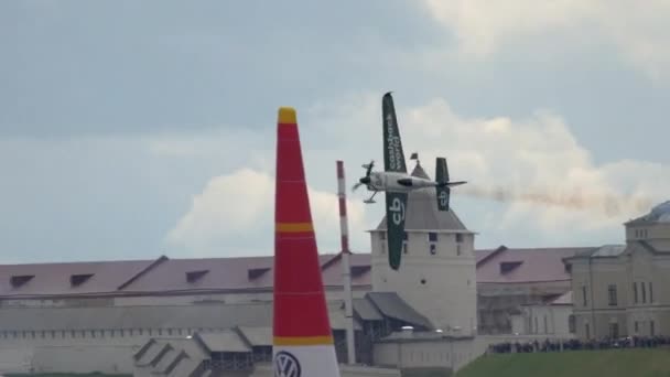 Rennflugzeug auf der Bühne — Stockvideo