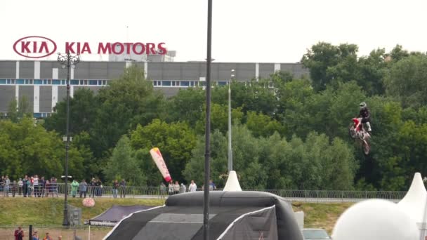 Motofreestyle - sauts avec des éléments acrobatiques incroyables — Video