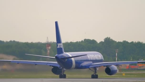 Letecká nákladní loď zrychlí před vzletem — Stock video