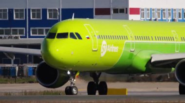 S7 Airlines Airbus A321 kalkıştan önce 07 numaralı piste dönün.