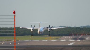 Turboprop uçağı iniyor