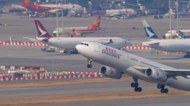 DragonAir Airbus A330 Hong Kong 'dan kalkıyor.