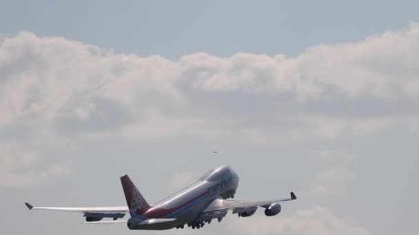 Cargolux Boeing 747 flygfraktfartyg avgår — Stockvideo