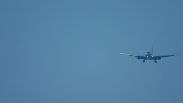 Groot vliegtuig nadert voor de landing — Stockvideo