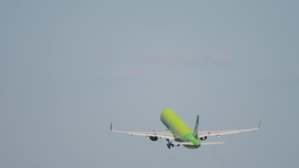 S7 Airlines Airbus A321 отправление — стоковое видео