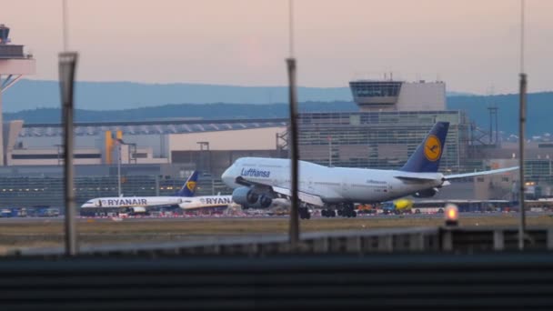Самолёт приземлился во Франкфурте — стоковое видео