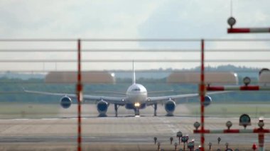 Geniş gövdeli jet uçağı kalkışı