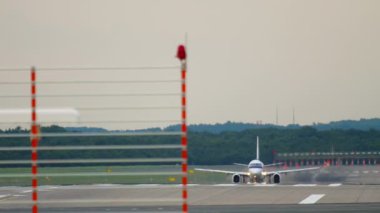 Jet uçağı kalkıyor.