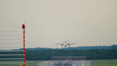 İnişten önce turboprop uçağı yaklaşıyor.