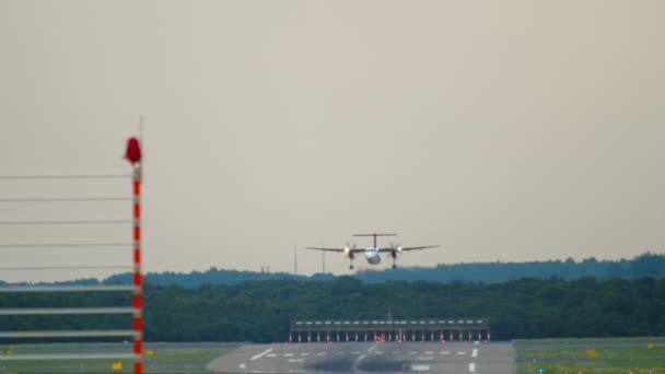 Turboprop airplane approaching before landing — Stock Video