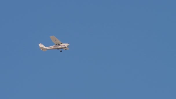 Avión privado en tour aéreo por la ciudad — Vídeos de Stock