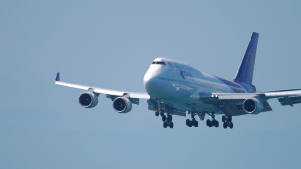 Thai Airways Boeing 747 se aproximando sobre o oceano — Vídeo de Stock