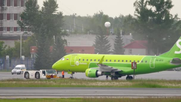 S7 Airlines Embraer 170 schleppen — Stockvideo