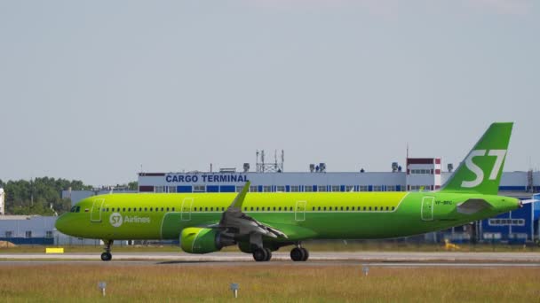 S7 Airlines Airbus A321 på startbana 07 före avgång — Stockvideo