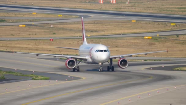 Vliegtuig taxiën na de landing — Stockvideo