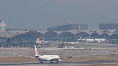 Hong Kong Uluslararası Havaalanı 'ndan kalkan uçak.