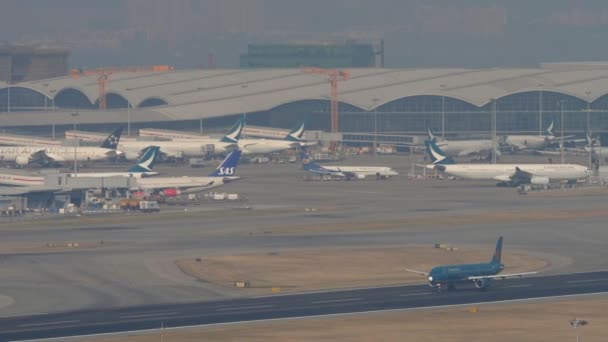 Vietnam Airlines Airbus A321 auf dem Weg von Hongkong — Stockvideo