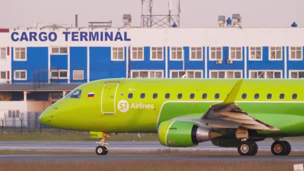 S7 Airlines Embraer 170 Tolmachevo havaalanında taksicilik yapıyor. — Stok video