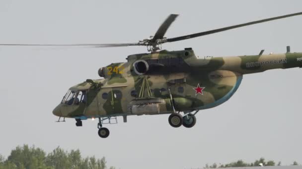 Helicóptero militar volando bajo tierra — Vídeos de Stock