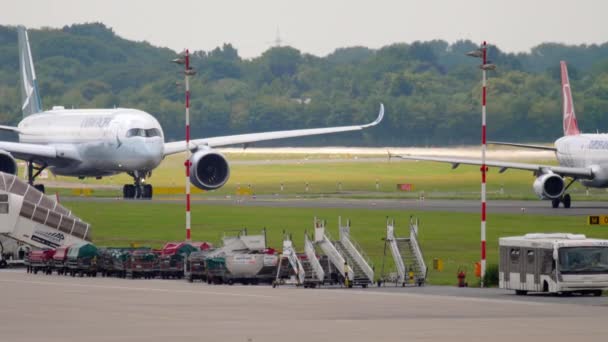 Airbus A350 taxiing antes da partida — Vídeo de Stock