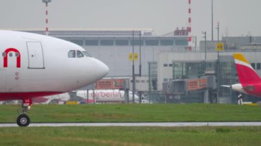 A330 uçağı kalkışa hazırlanıyor.