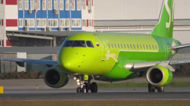 S7 Airlines Embraer 170 kalkıştan önce 07 numaralı piste dönüyor.