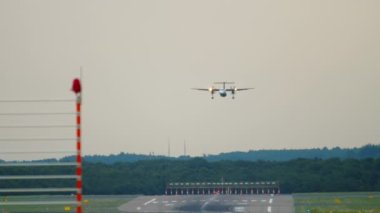 Turboprop uçağı iniş için son yaklaşıyor.