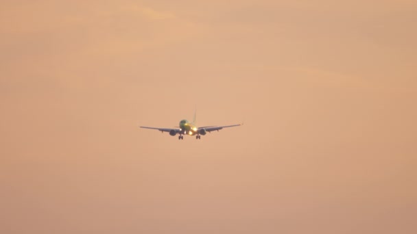Flygplan på slutlig inflygning för landning — Stockvideo