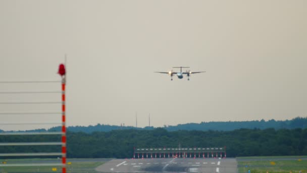 Avion à turbopropulseur en approche finale pour l'atterrissage — Video