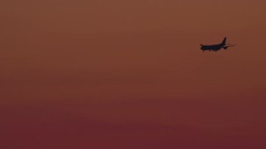 Gün batımında son uçak yaklaşıyor.