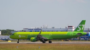 S7 Airlines Airbus A321 kalkıştan önce 07 numaralı pistte.