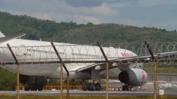 Airplane waiting to depart from Phuket International Airport — Stock Video