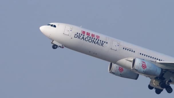 DragonAir Airbus A330 startet in Hongkong — Stockvideo
