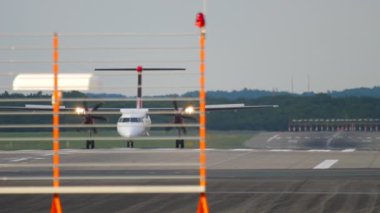 Turboprop uçağı indikten sonra yavaşlıyor