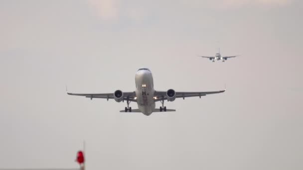 Repülőgép indulása Duseldorfból — Stock videók
