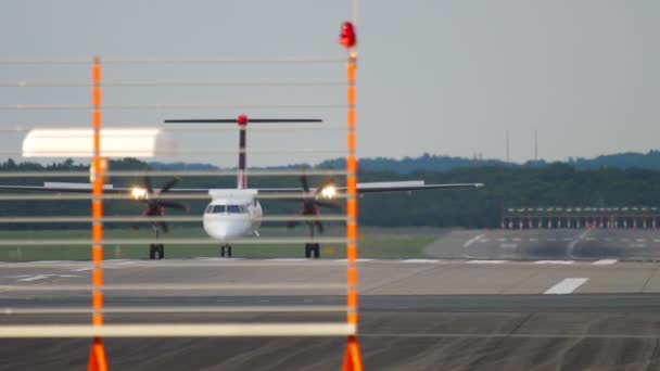 Turboprop uçağı indikten sonra yavaşlıyor — Stok video