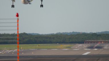 Turboprop uçağı iniyor