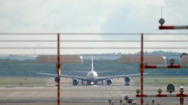 Geniş gövdeli jet uçağı kalkışı