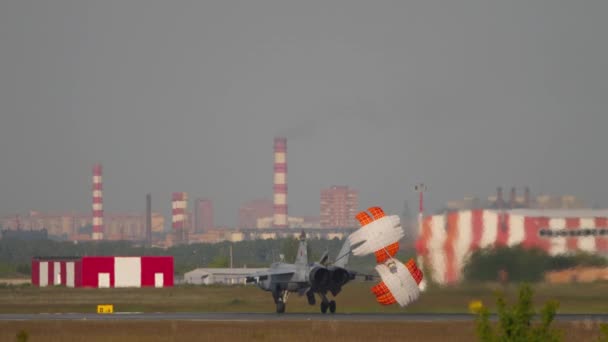 Военный самолет замедляется после посадки — стоковое видео