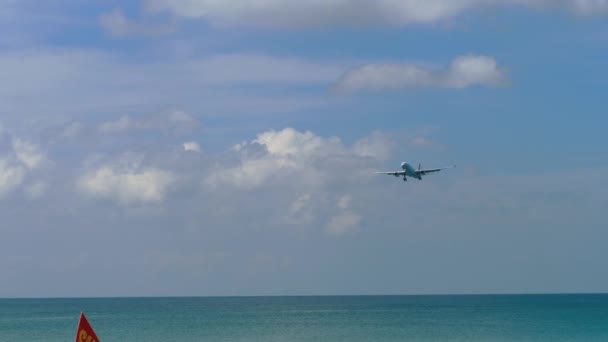 Airbus 330 acercándose sobre el océano — Vídeo de stock