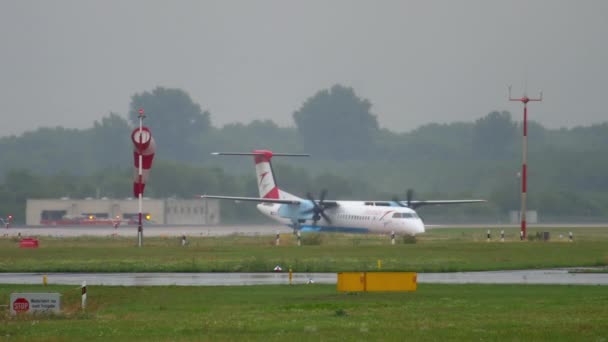 Літак Turboprop рушає в дощову погоду. — стокове відео
