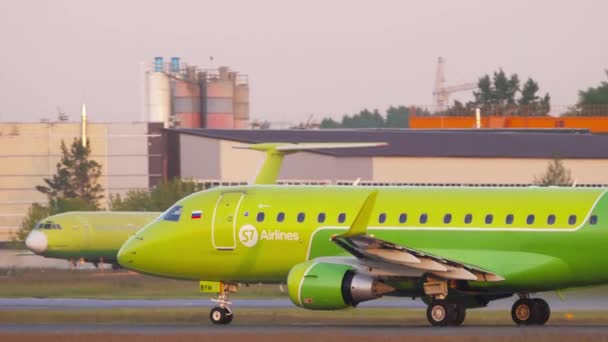 S7 Airlines Embraer 170 salida del aeropuerto de Tolmachevo — Vídeo de stock