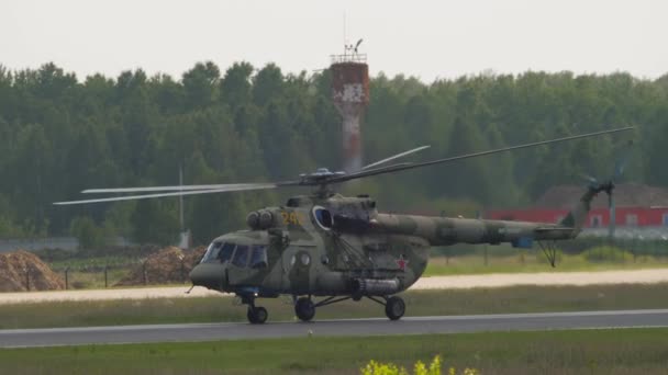 Militaire helikopter op landingsbaan — Stockvideo