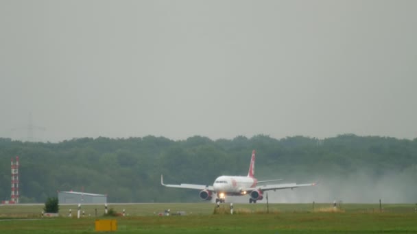 Vliegtuiglanding bij regenachtig weer — Stockvideo