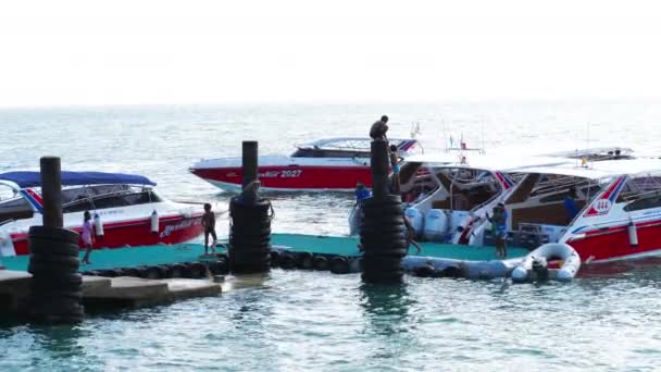 Motorbåtar förtöjda vid piren i Rawai, Phuket, Thailand — Stockvideo