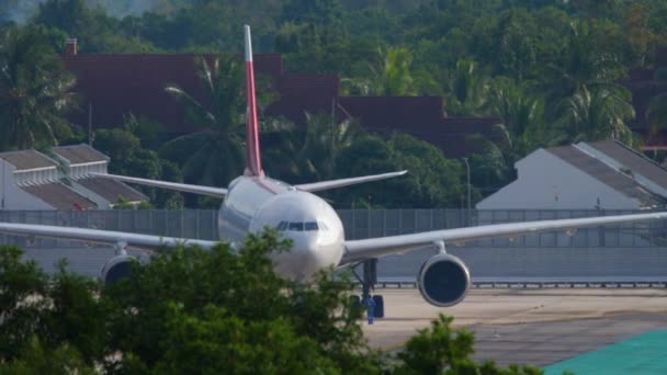 Airbus A330 буксирувався назад перед від'їздом. — стокове відео
