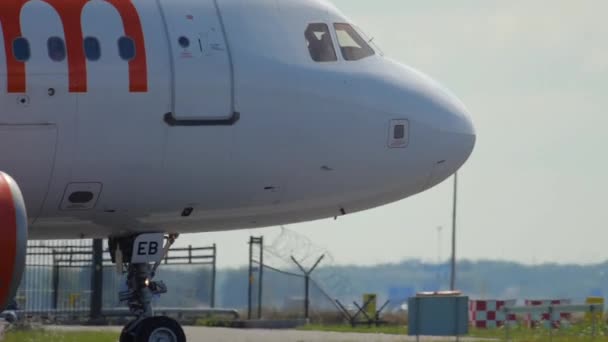 Lądowanie EasyJet Airbus A319 — Wideo stockowe