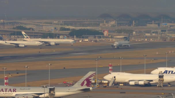 Cathay Pacific Boeing 777 verlässt Hongkong — Stockvideo